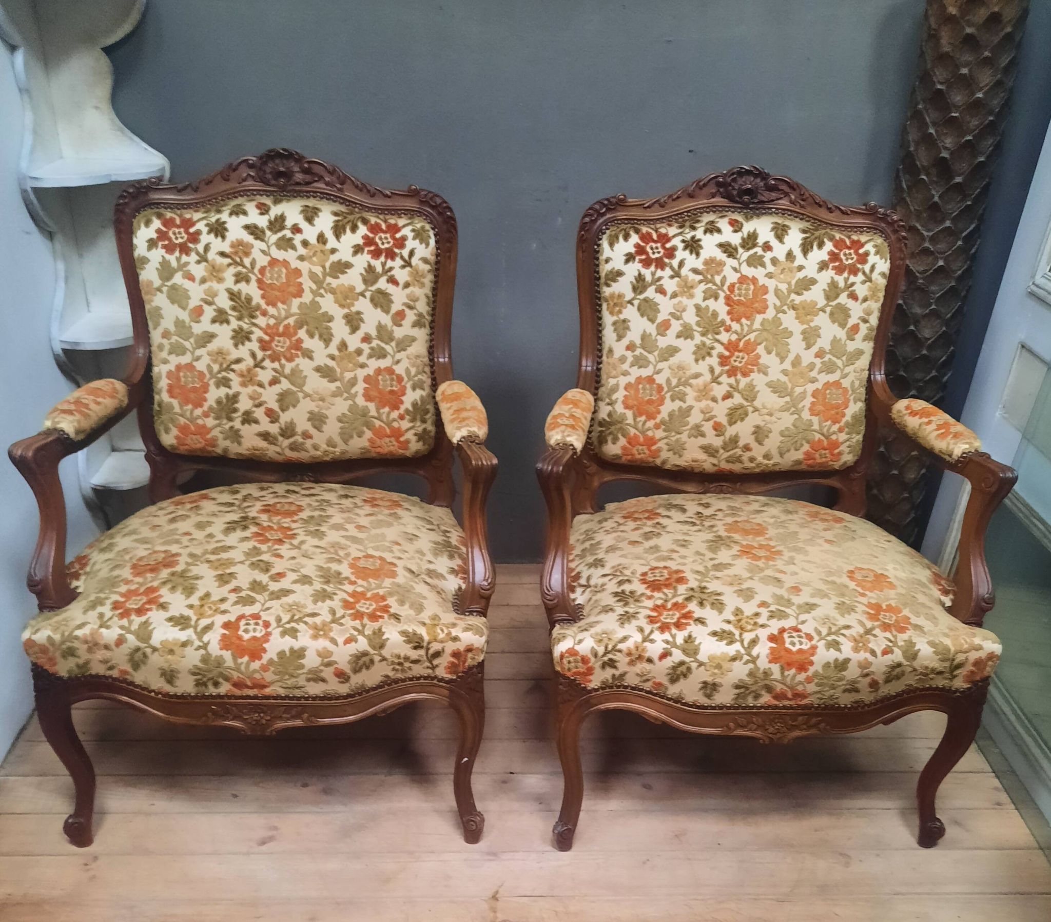 Paire de larges fauteuils style Louis XV