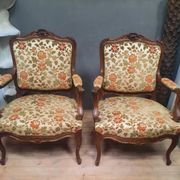 Paire de larges fauteuils style Louis XV