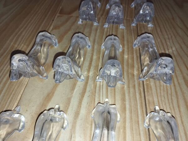 Série de 12 porte-couteaux Danone – Chiens – Bakélite / plastique dur – Ann