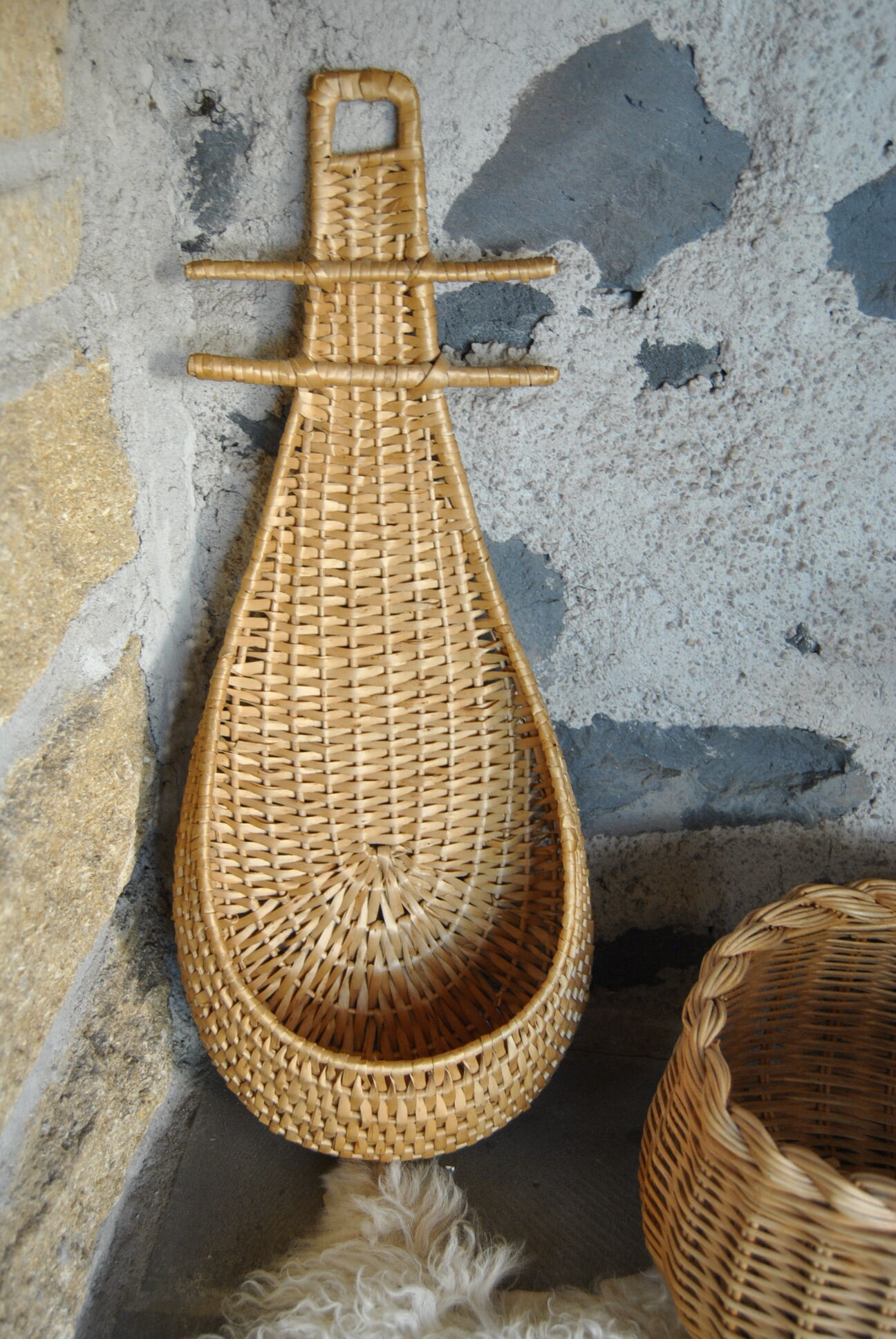 Empty wicker pocket to hang 70s