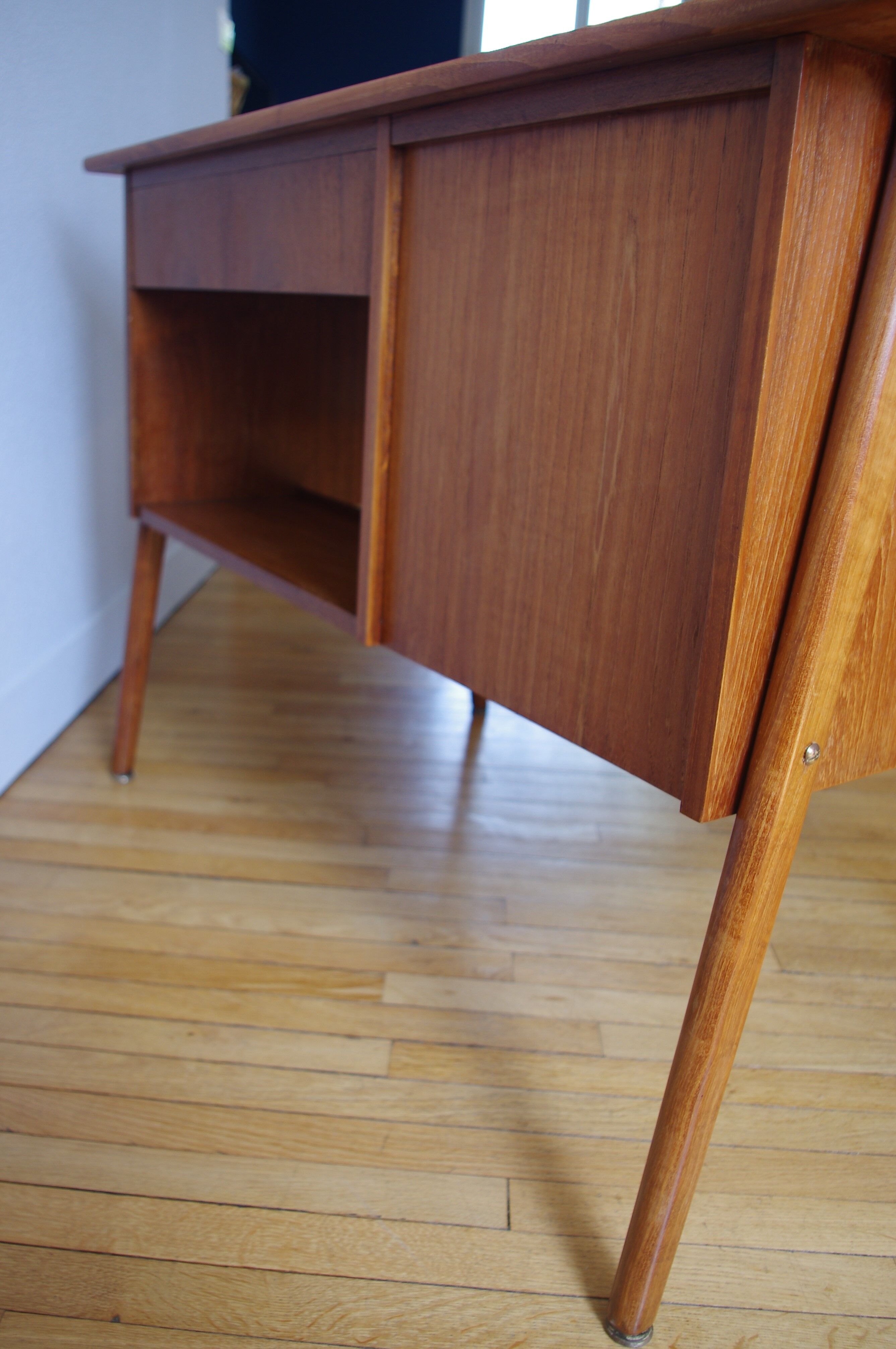 Bureau danois pieds compas