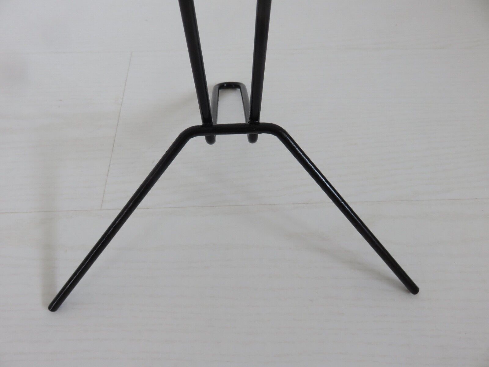 Minimalist tripod ashtray in black lacquered metal 50s 60s