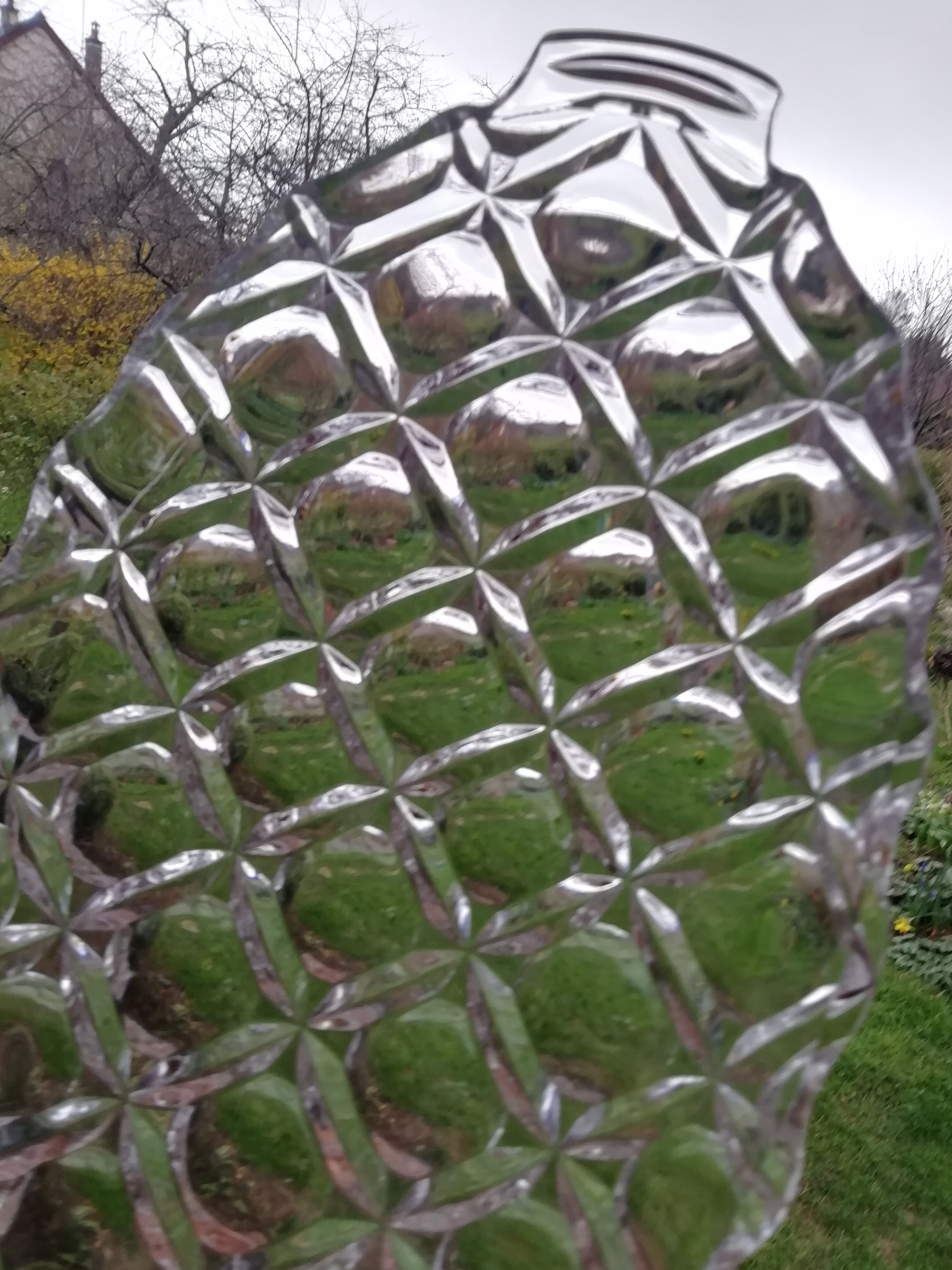 Compartmentalized dish in chiseled glass