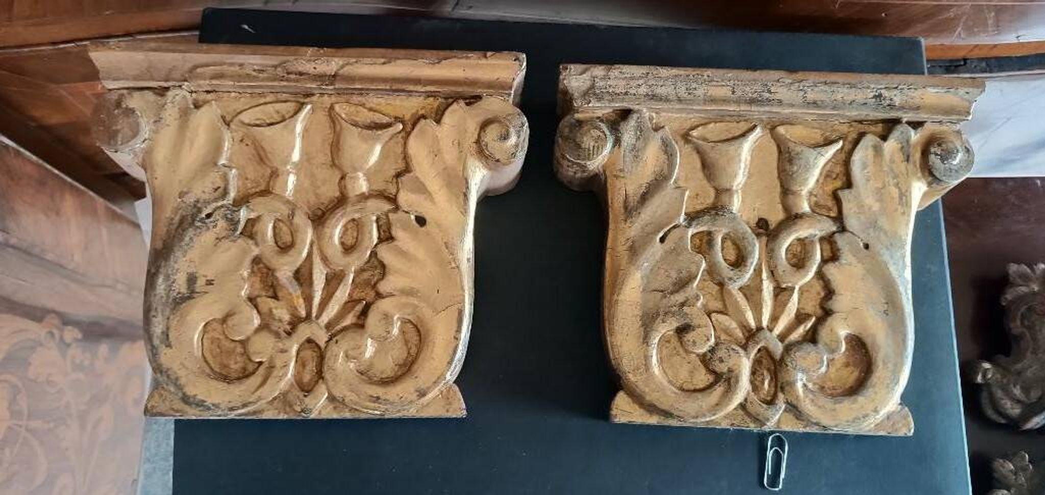 Paire d'anciennes frises en bois sculpté et doré
