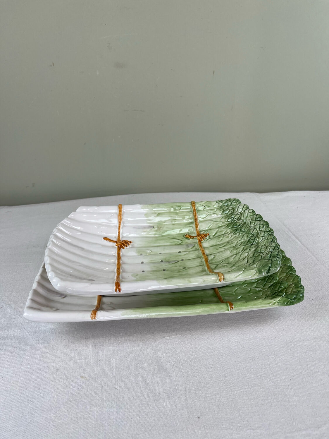 Asparagus dish in earthenware