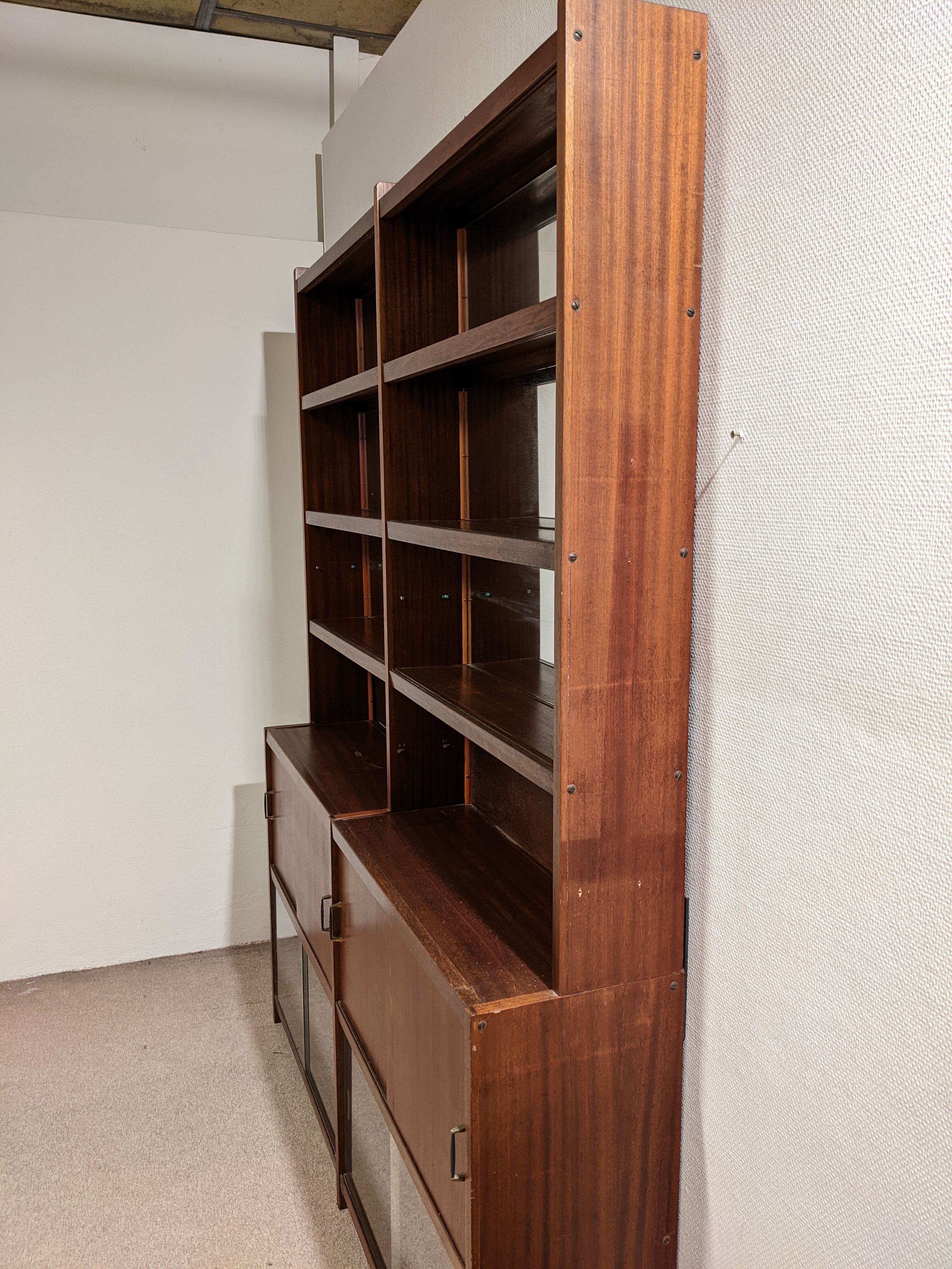 Large shallow showcase depth