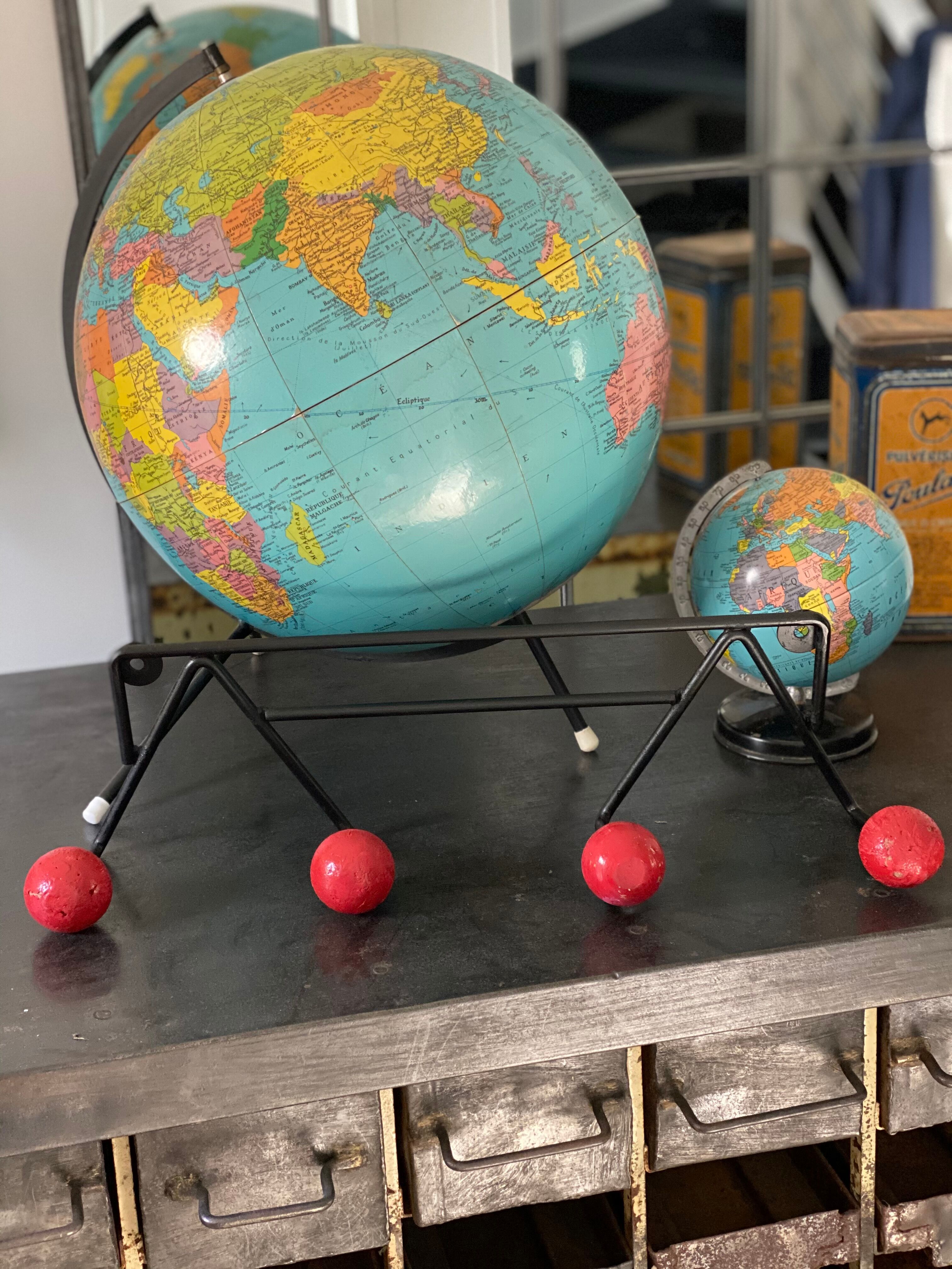 Wall coat holder vintage red balls