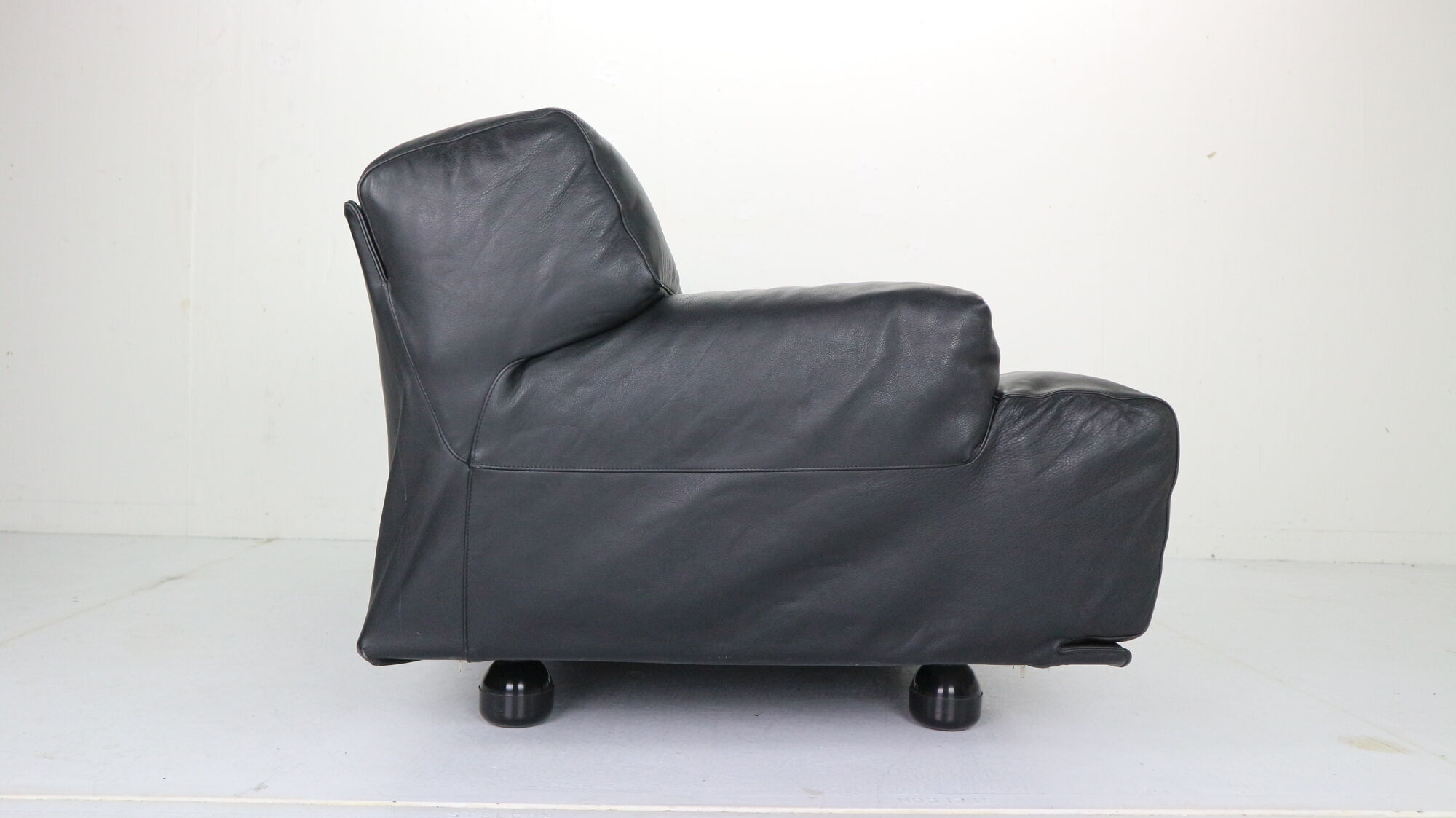 Leather 2-seater sofa "Fiandra" by Vico Magistretti for Cassina, 1970, Italy