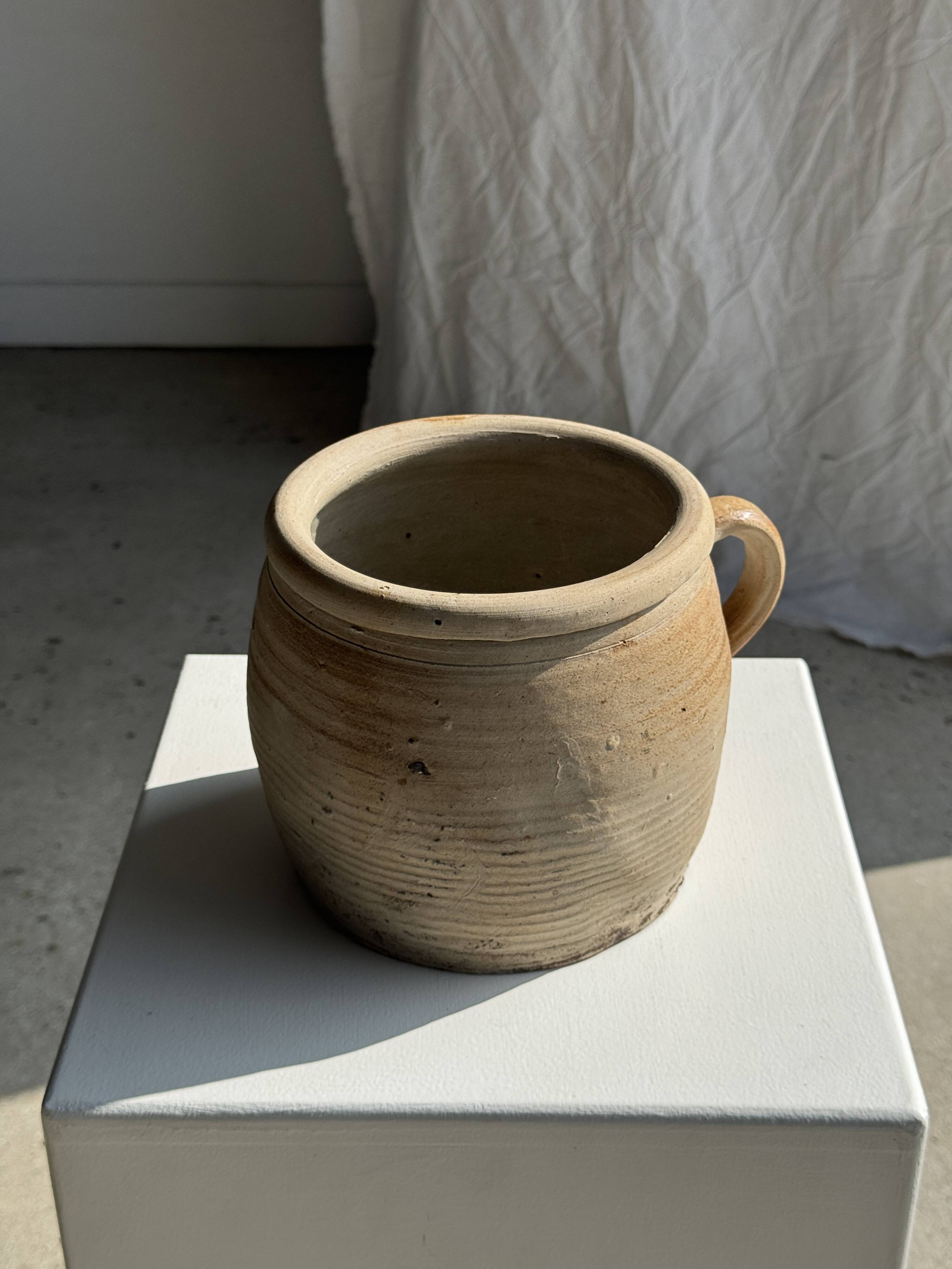 Large stoneware pot with ribbed handle H16