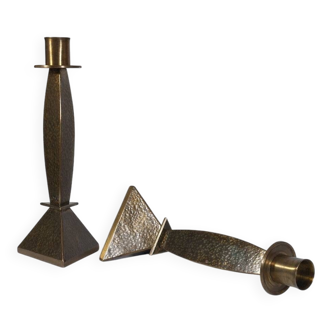 Pair of hand-hammered brass candlesticks in Memphis style.