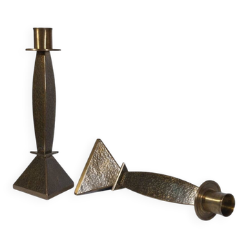 Pair of hand-hammered brass candlesticks in Memphis style.