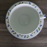 Singer tea cup with built-in tea filter
