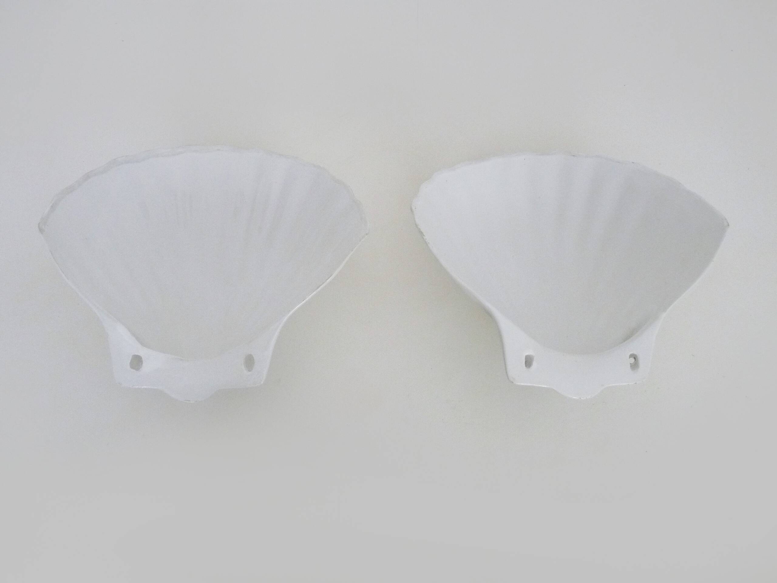 Pair of shell wall lights, in white ceramic. 80s 90s