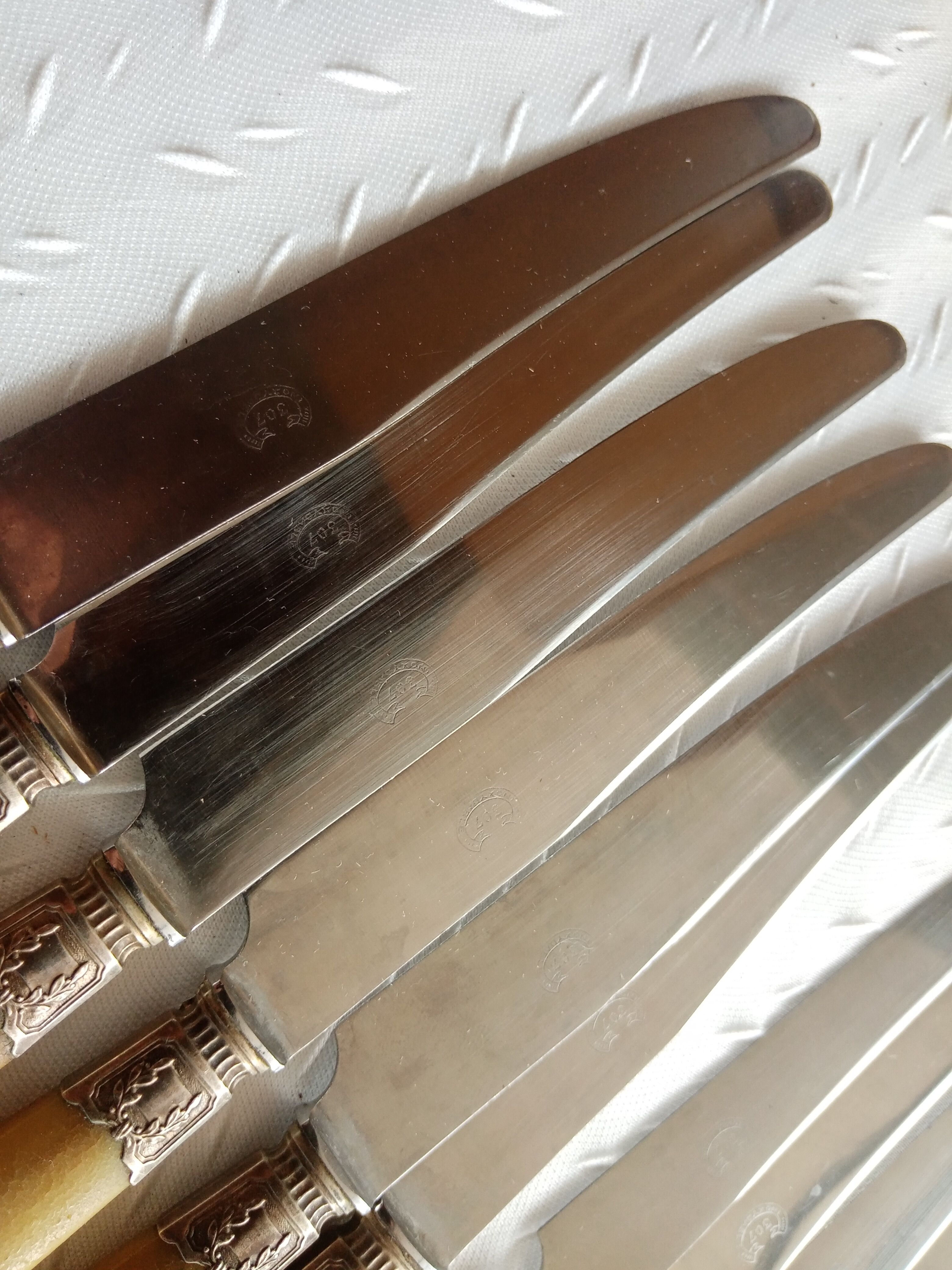 12 Old horn knives and stainless steel blades, Laurier decorative virole