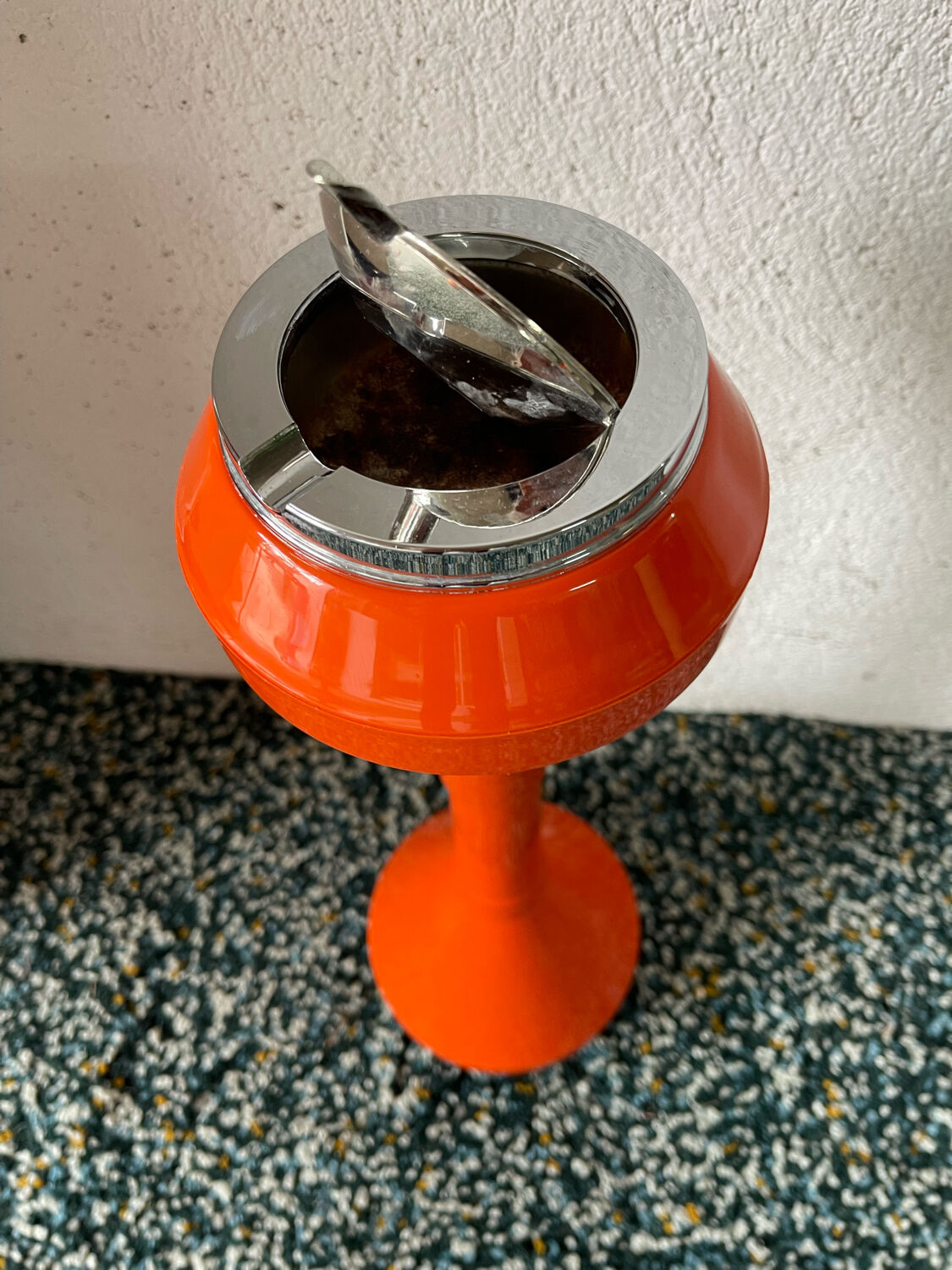1970's Italian ashtray in mandarin orange plastic with its Space Age tulip foot