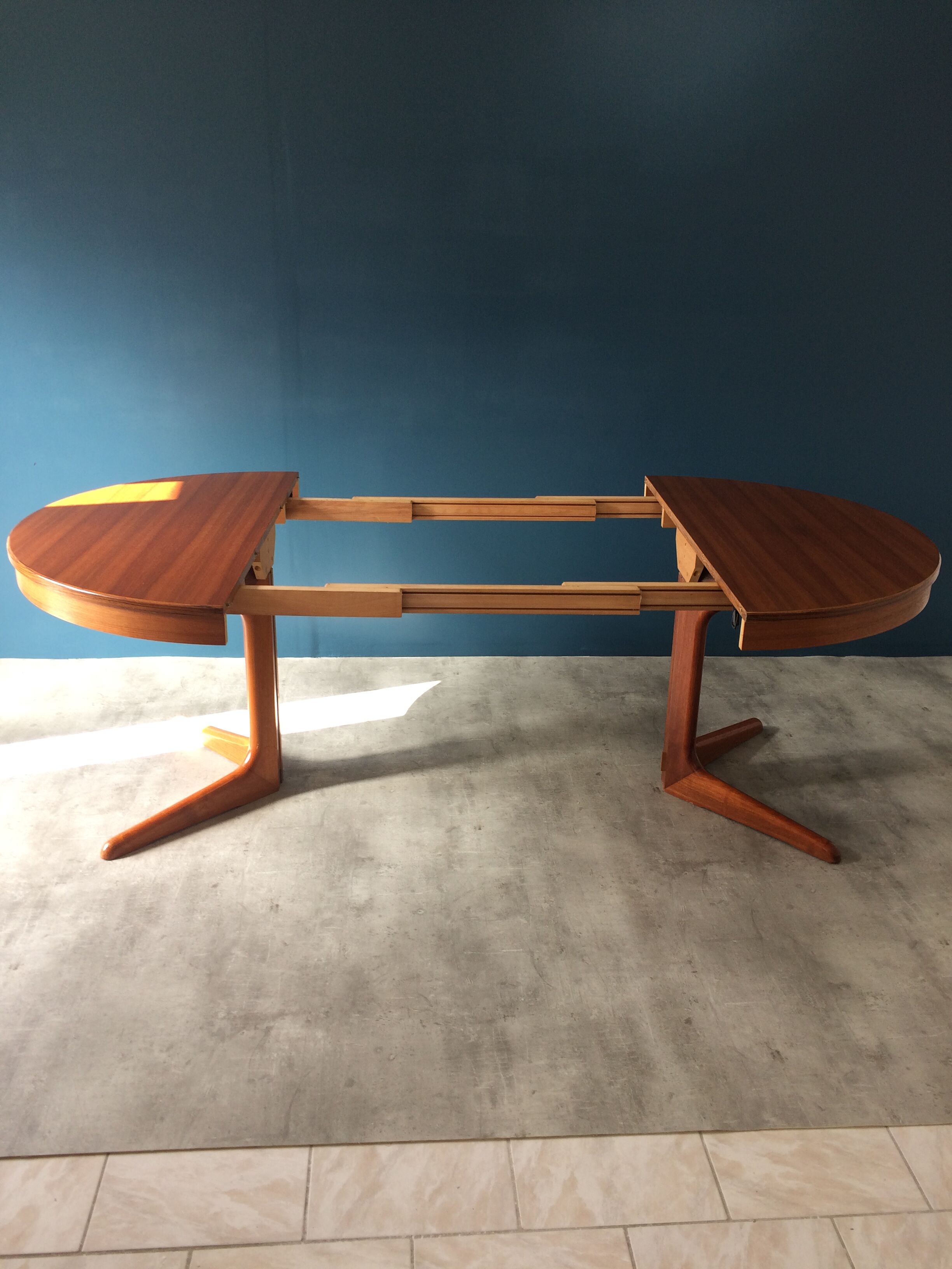 Baumann round extensible table with extensions