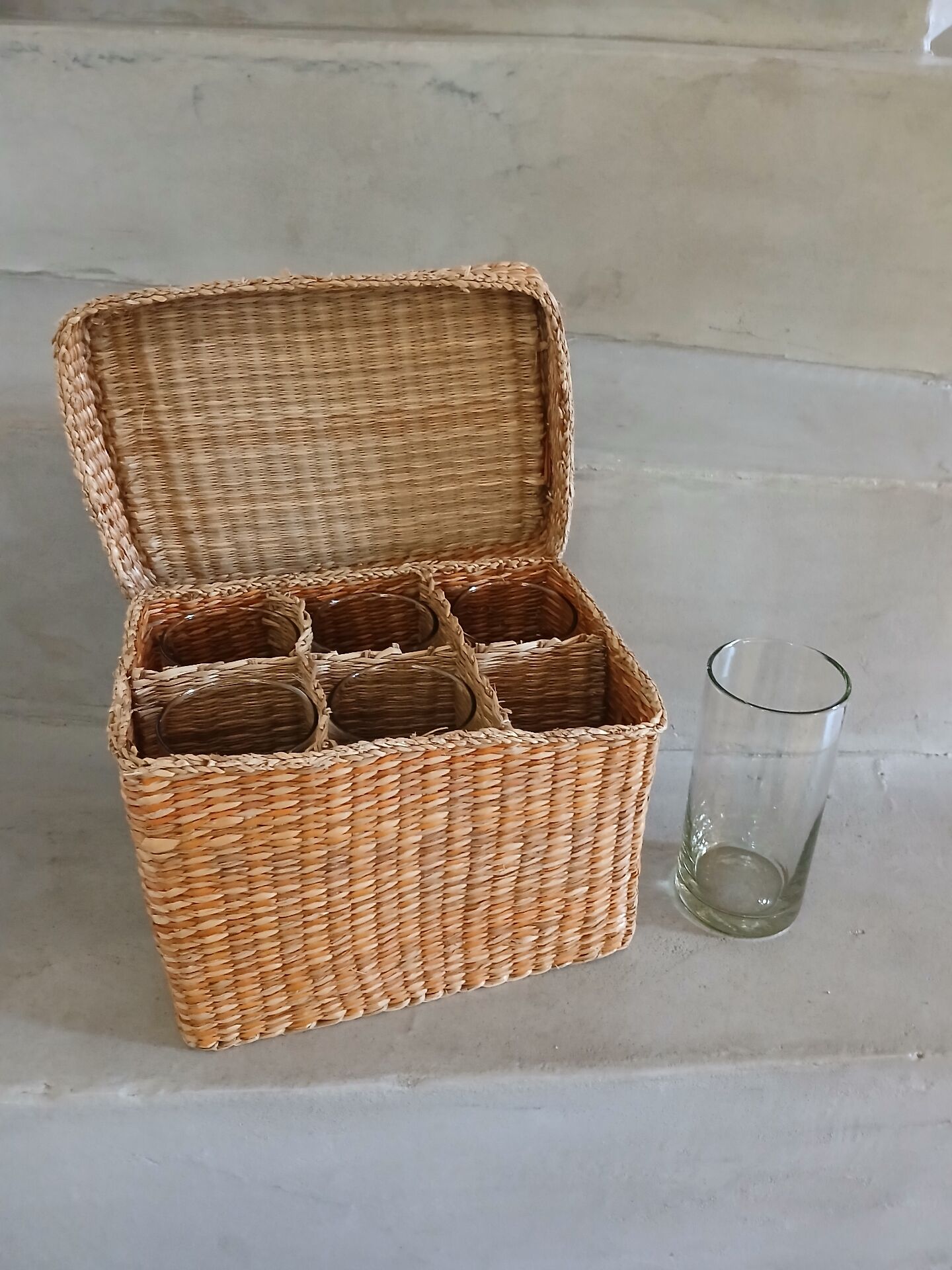 6 water glasses + basket