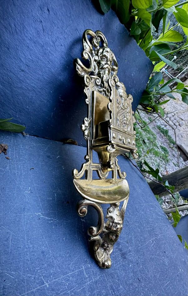 Porte revues en laiton baroque ancien porte allumettes mural en laiton