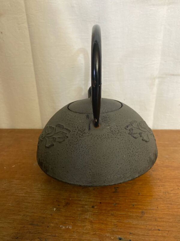 Bouilloire théière japonaise ancienne en fonte noire décor fleurs