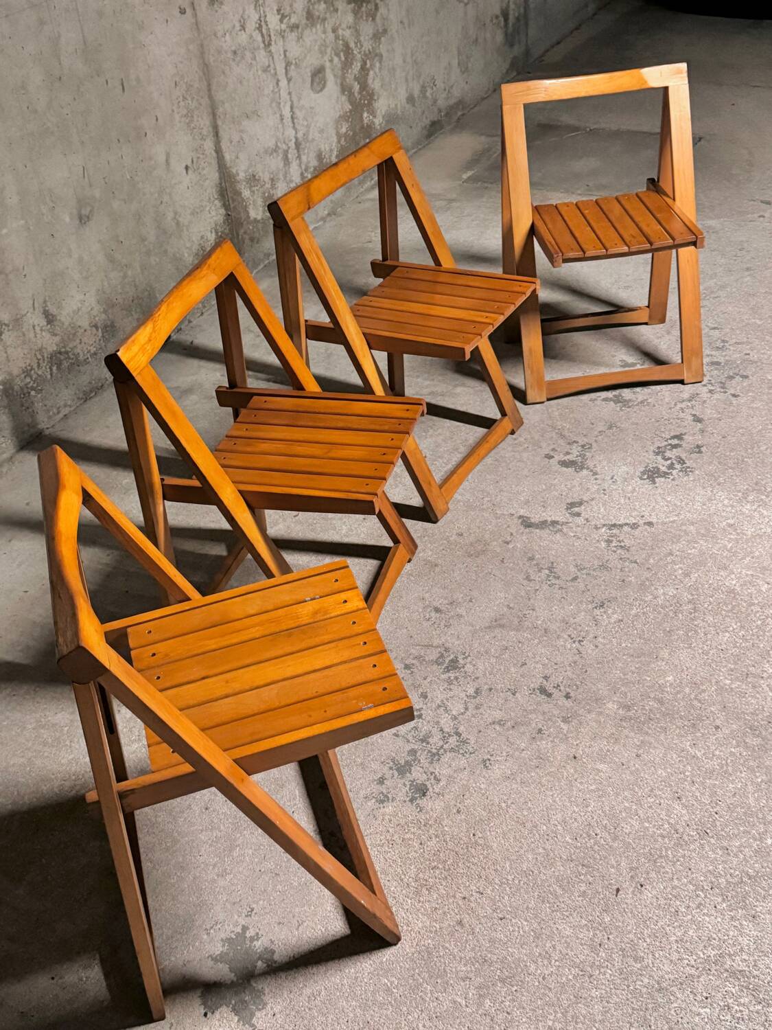 04 folding chairs 1970s