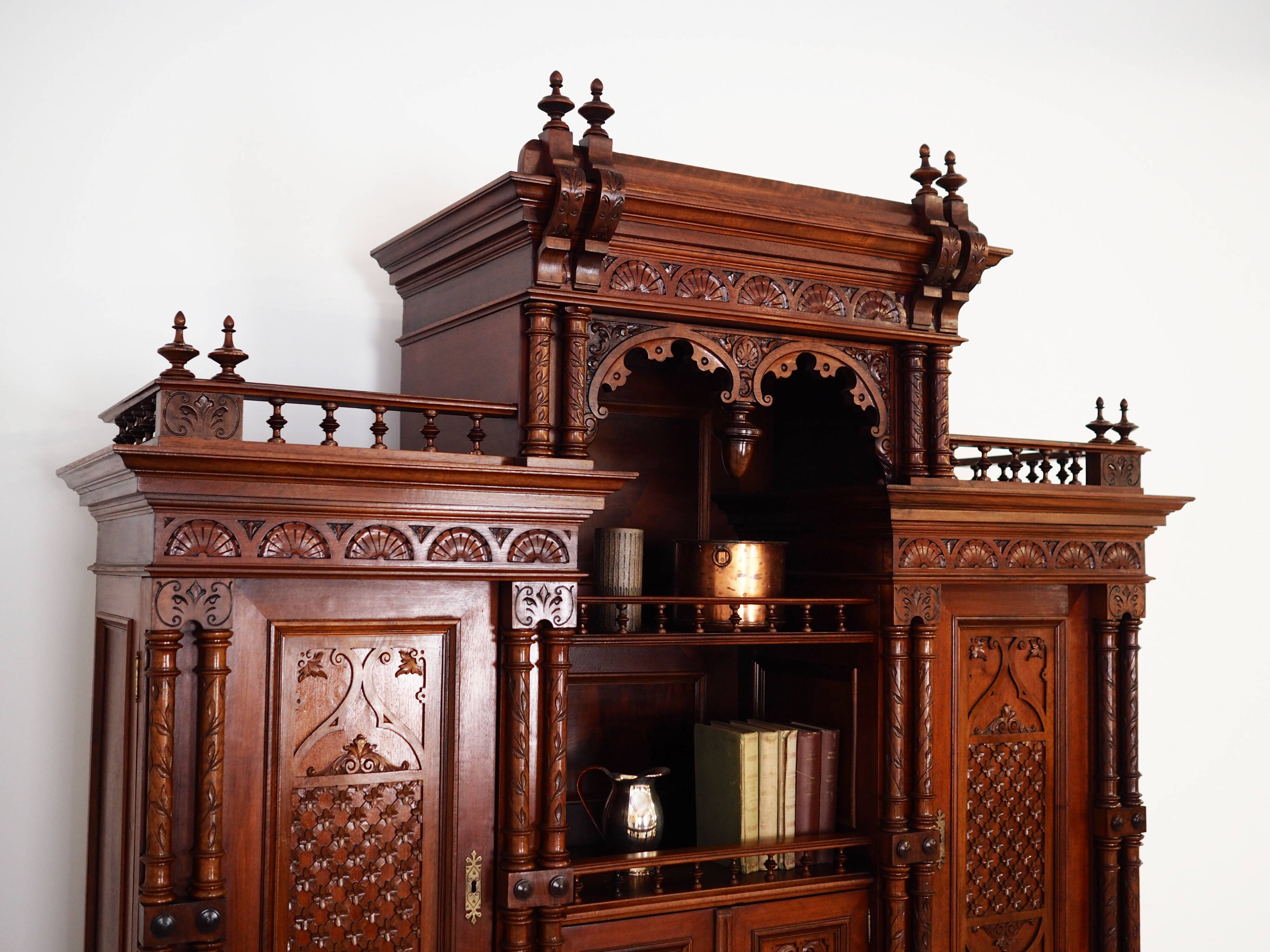 Armoire, vaisselier en chêne, Allemagne première moitié du XXème s.