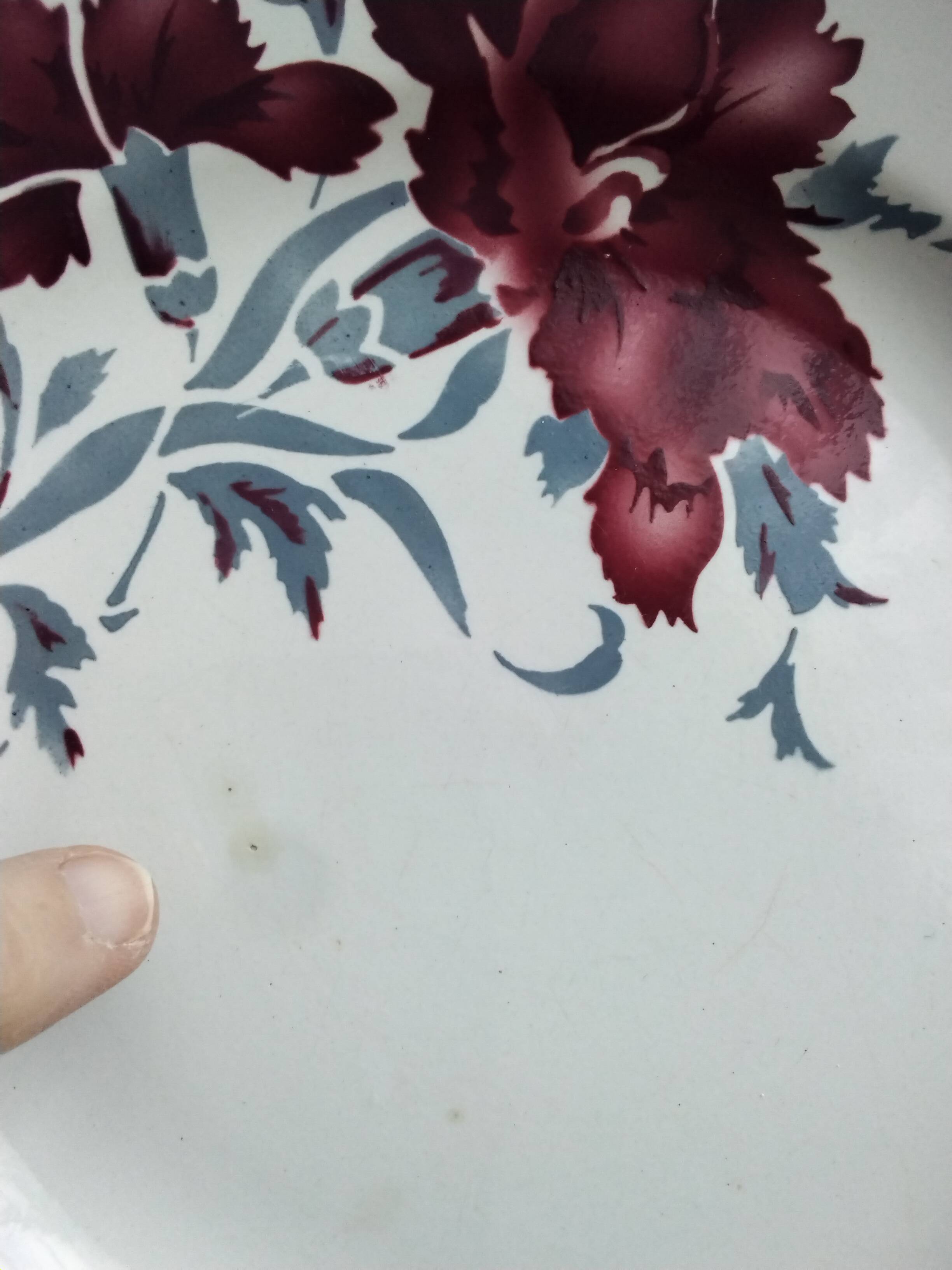 4 St Amand dinner plates with red carnation decoration