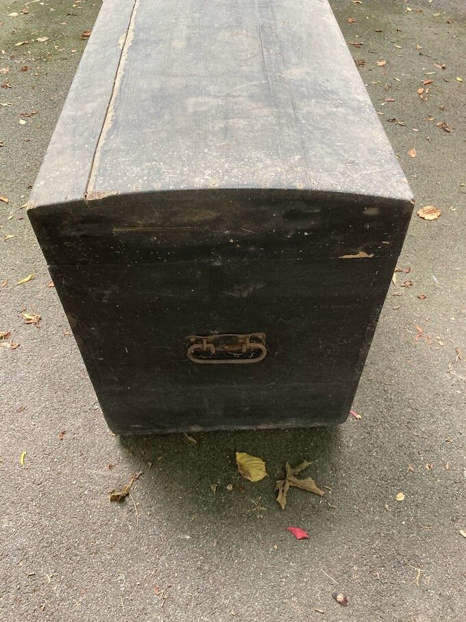 Wooden travel trunk