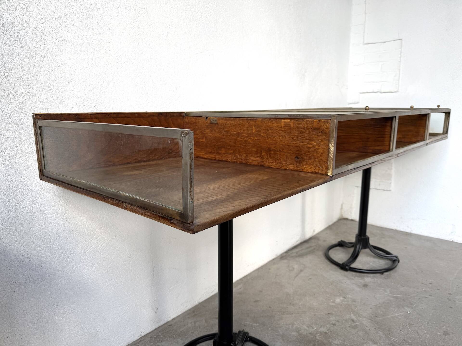 Oak and brass-mounted display cabinet on legs – Circa 1950