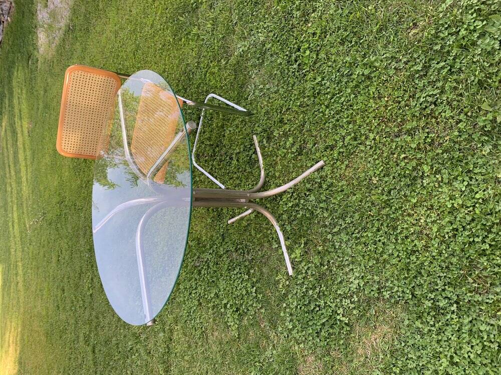 Round Bauhaus table in transparent glass and chrome - grey silver tubular base.