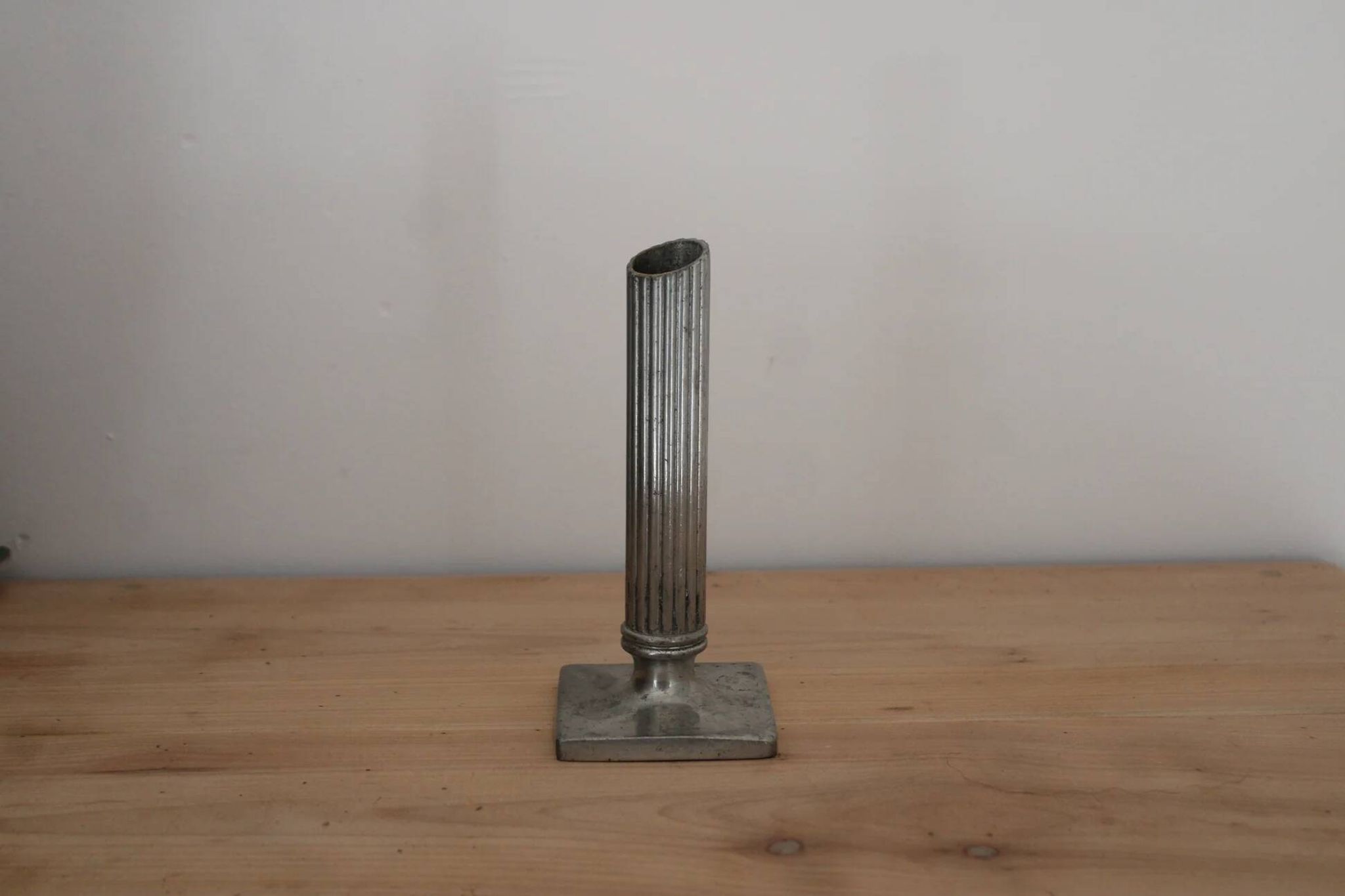 Soliflore ou bougeoir vintage en métal argenté – Colonne cannelée sur socle carré