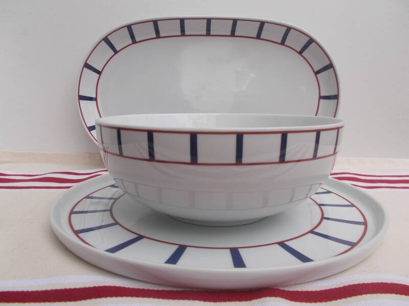 Set of 3 blue and red porcelain Basque dishes