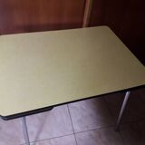 Table en formica jaune vintage