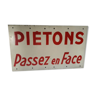 Panneau peint artisanal "pietons passez en face"