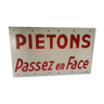 Panneau peint artisanal "pietons passez en face"