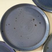 6 assiettes plates en grès artisanal bleu nuit moucheté