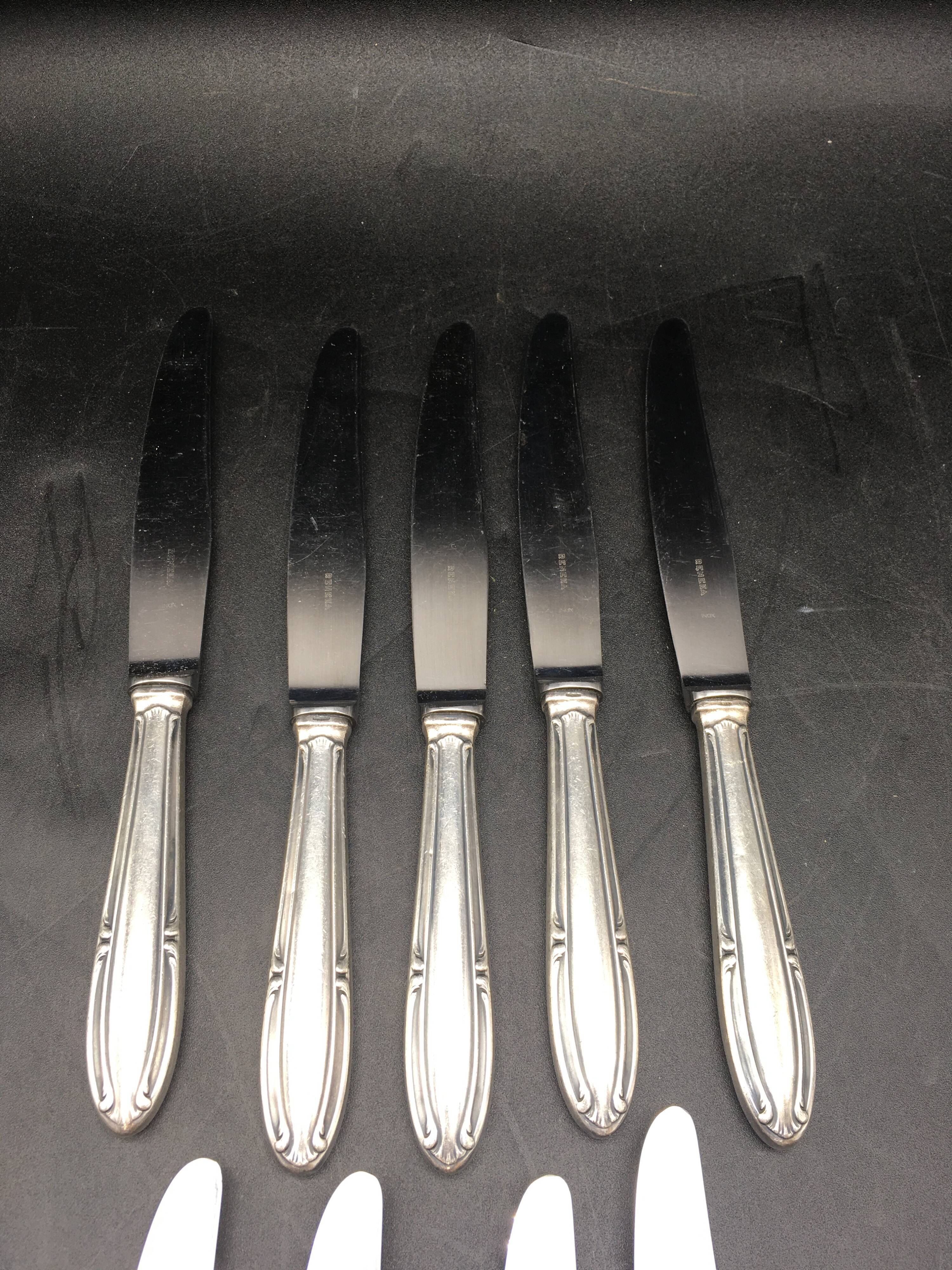 9 table knives in silver metal.
