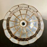 Mother-of-pearl suspension and golden spiral