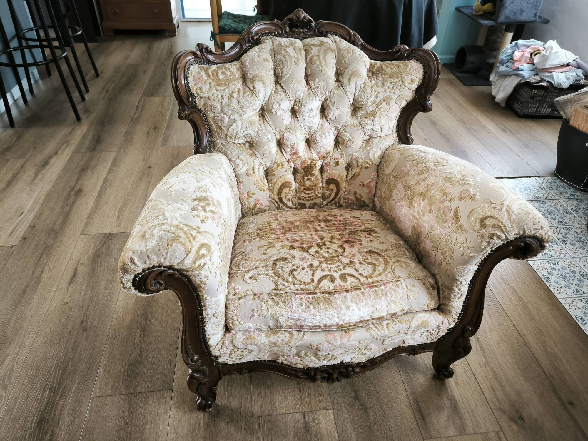 Canapé trois places et ses deux fauteuils style Louis XV rocaille