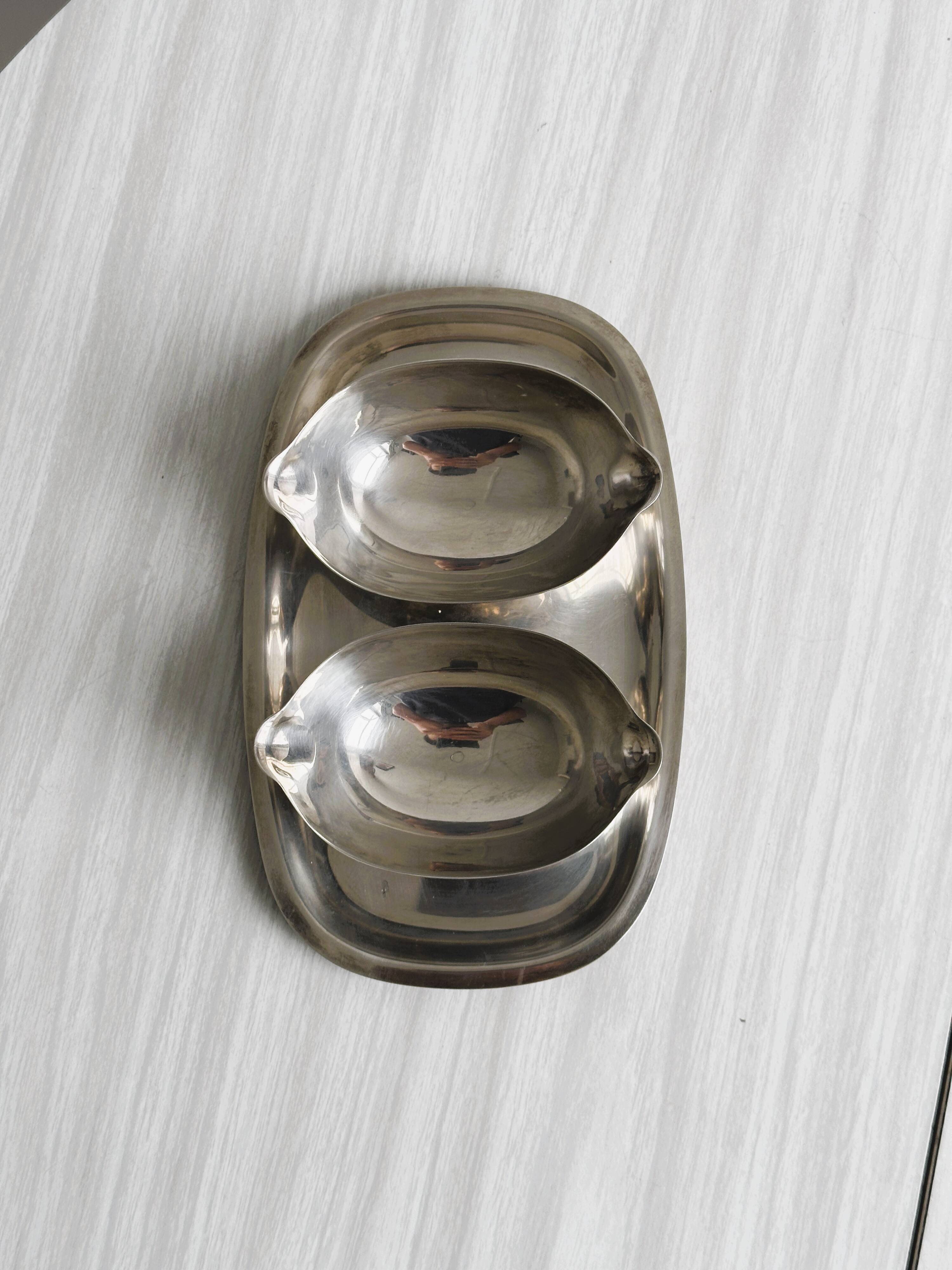 Fixed sauce boats on stainless steel tray