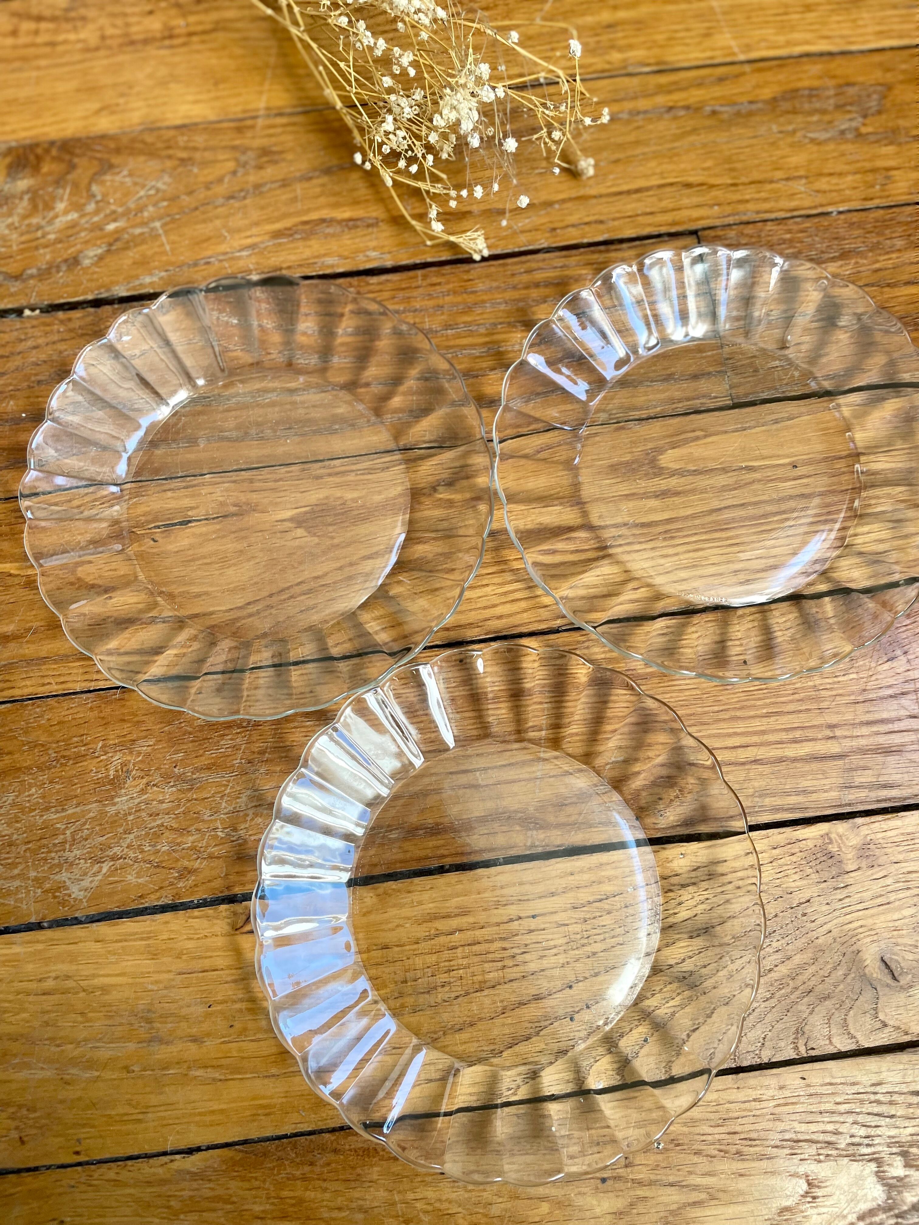 Vintage glass plates Duralex model Marguerite