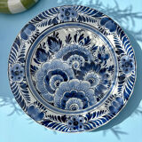 Delftware plate – Hand-painted floral decoration