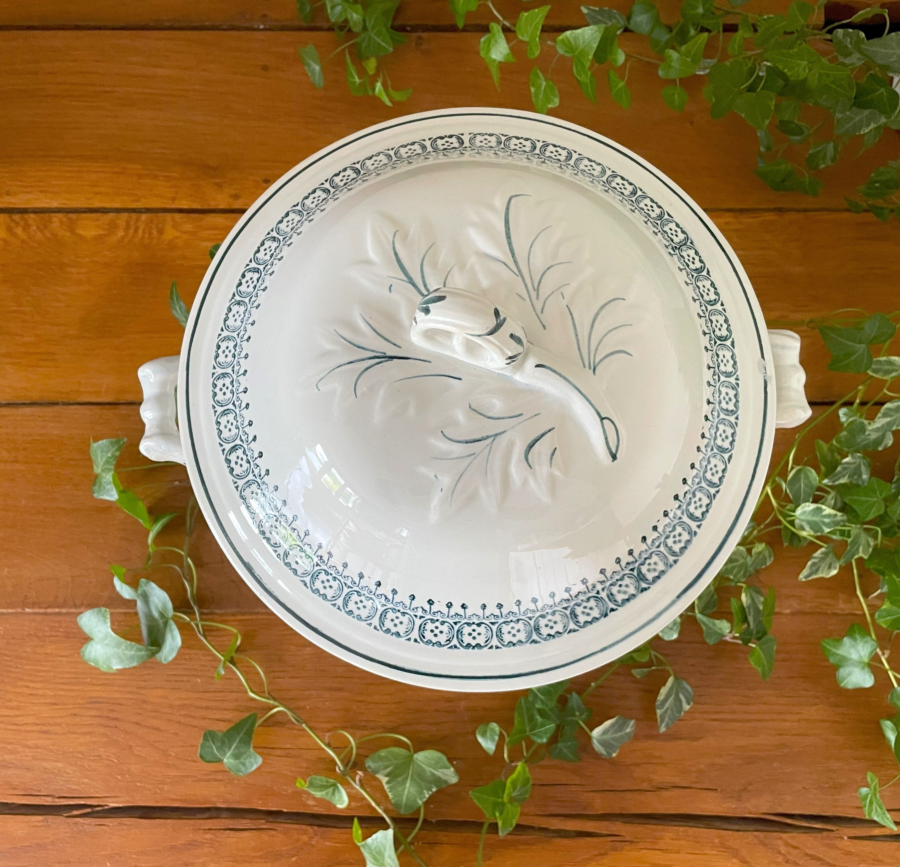 Antique earthenware soup tureen from Saint-Amand (North)