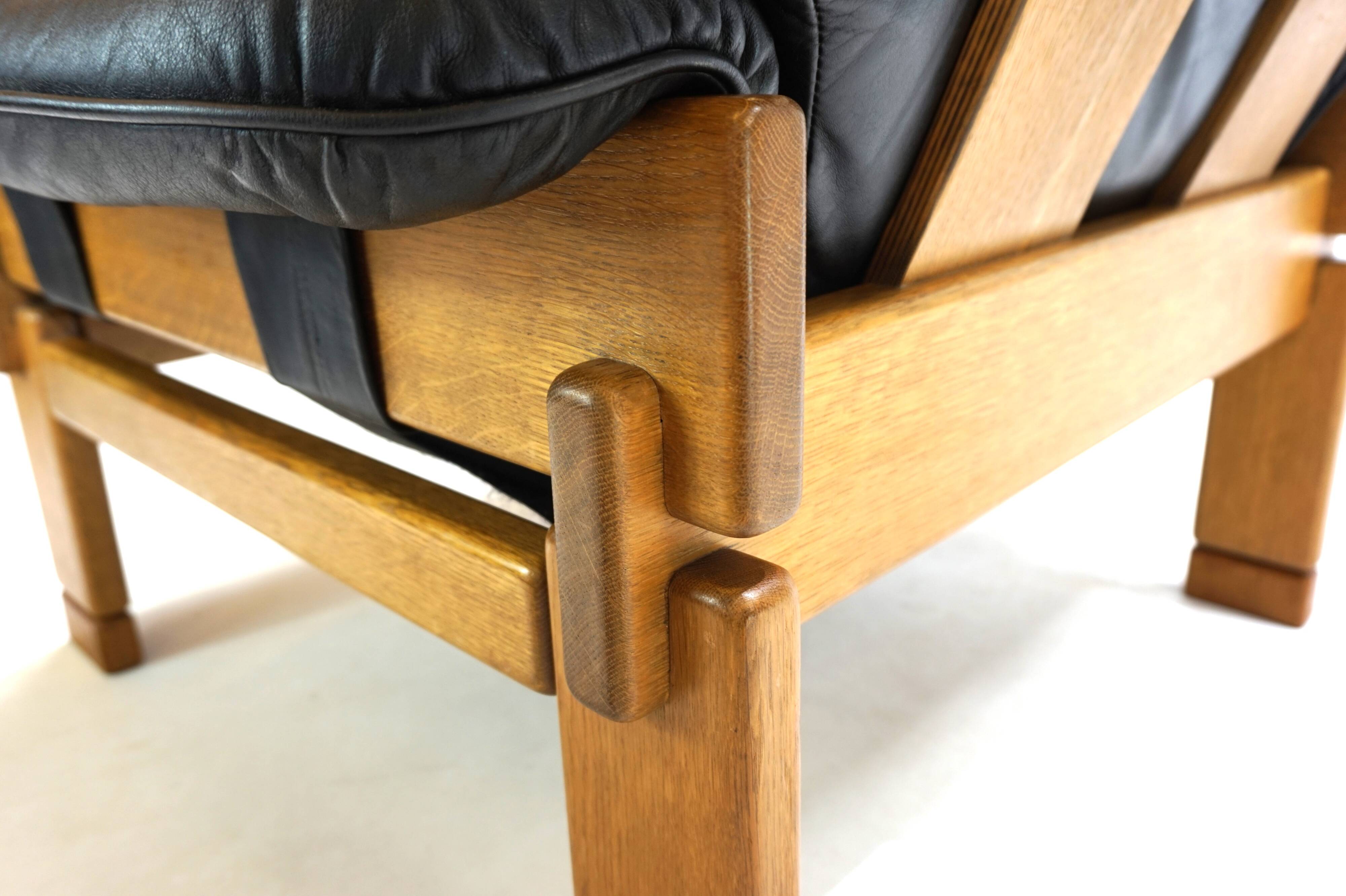 Fauteuil brutaliste cuir et chêne, 1960