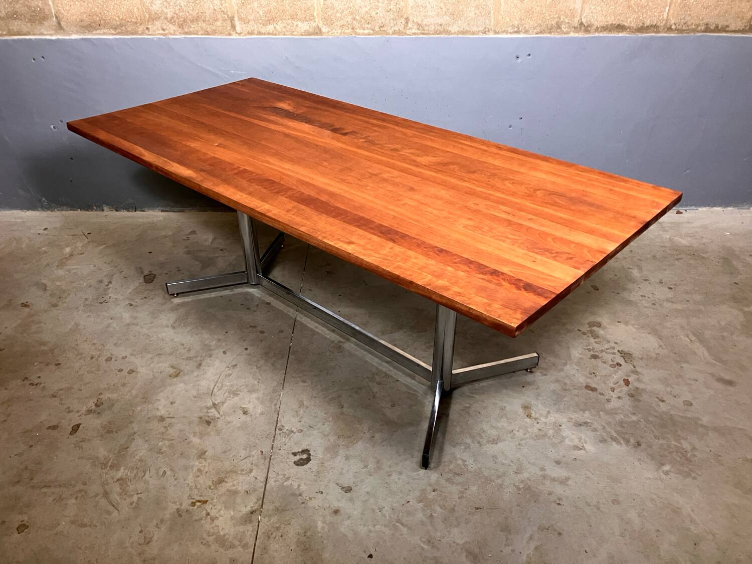 Table de salle à manger vintage chromée en merisier massif de style industriel