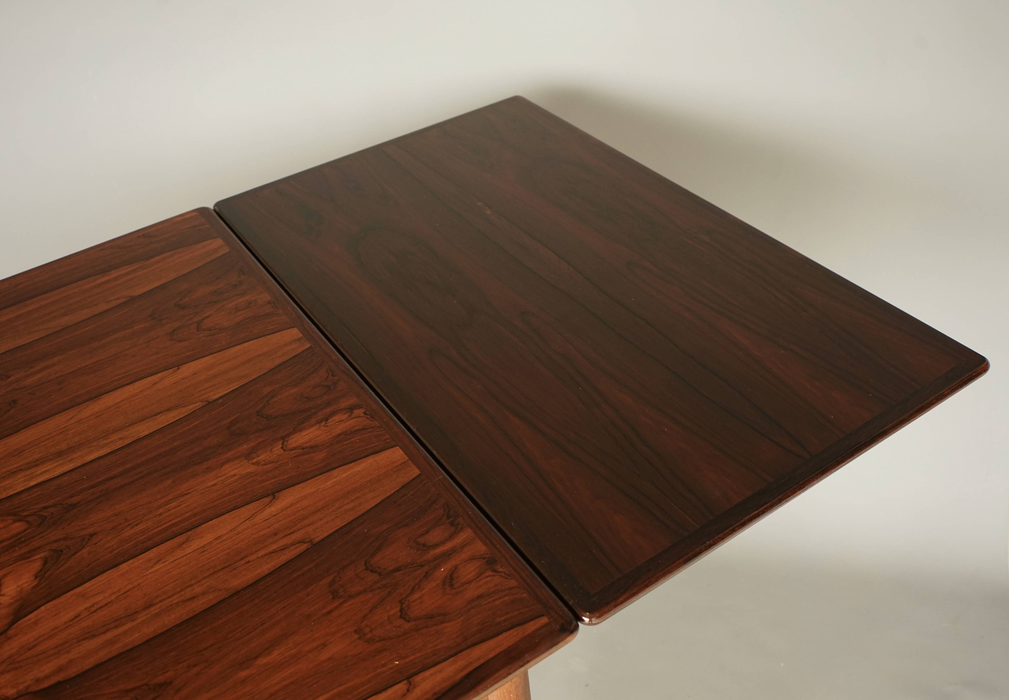 Scandinavian Rosewood extendable Dining Table. 1960s
