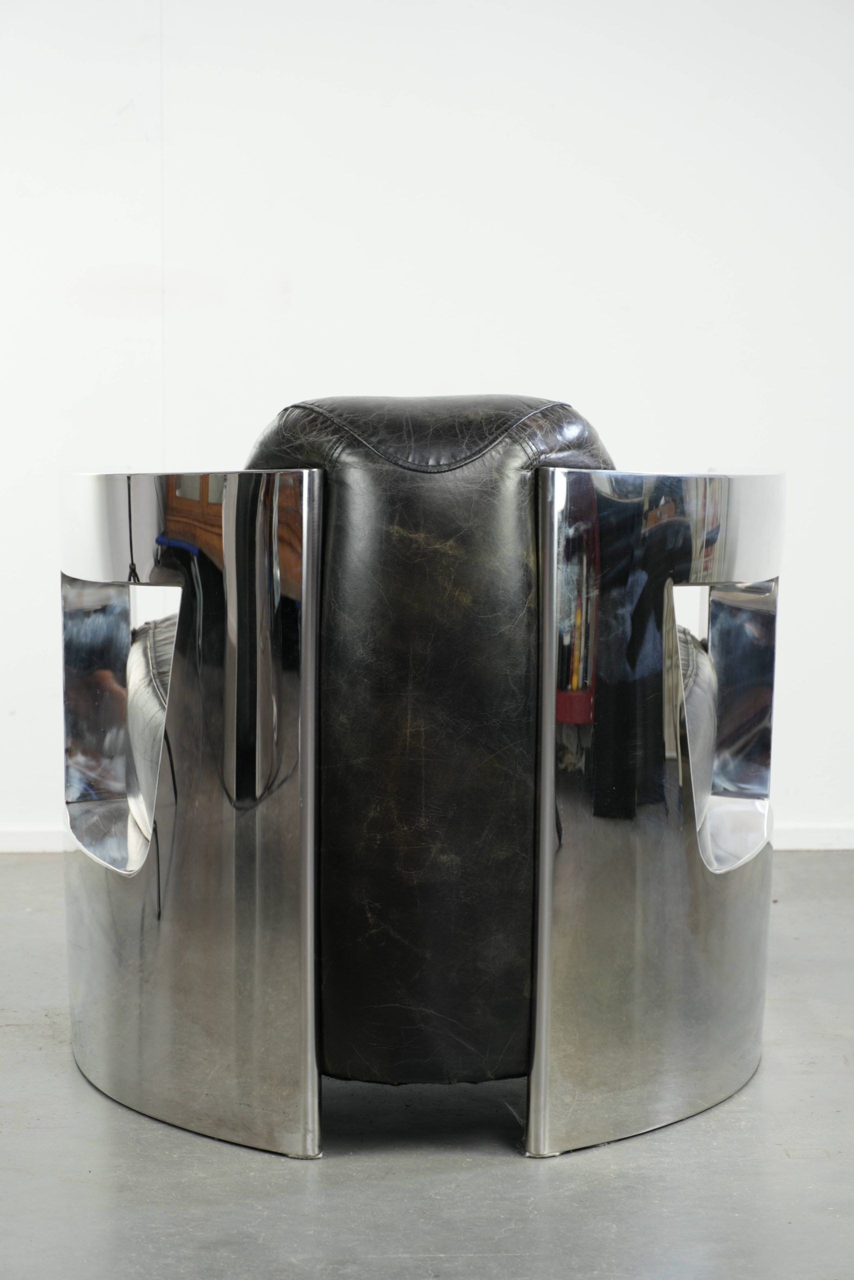 Vintage aviator design armchair in cowhide leather with aluminium