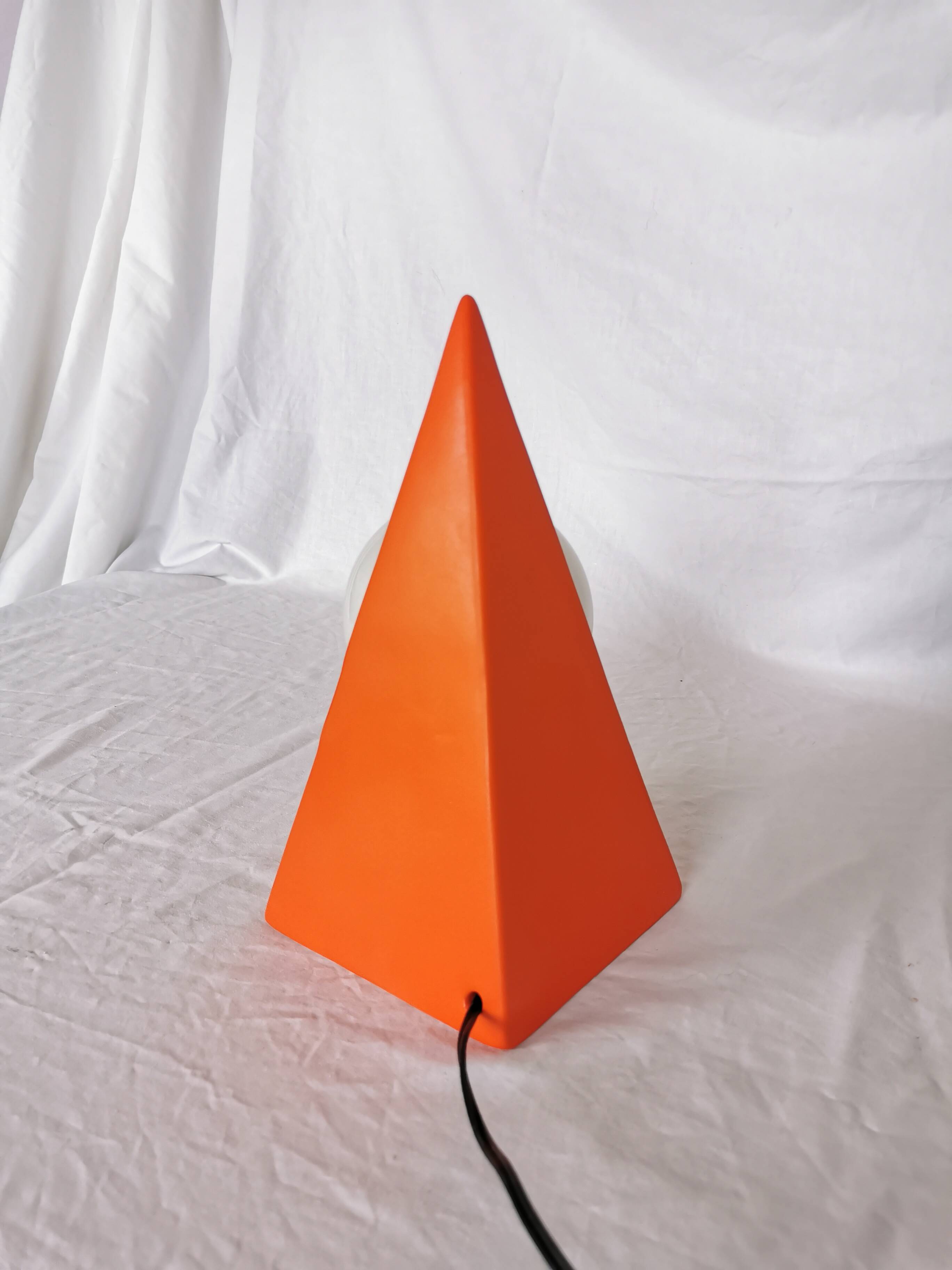 Lampe pyramide céramique, sphère en opaline, postmoderne, 1970.