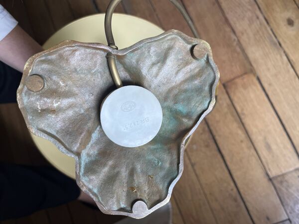 Lampe de table tulipe Lucien Gau en métal patiné avec abat-jour vert.