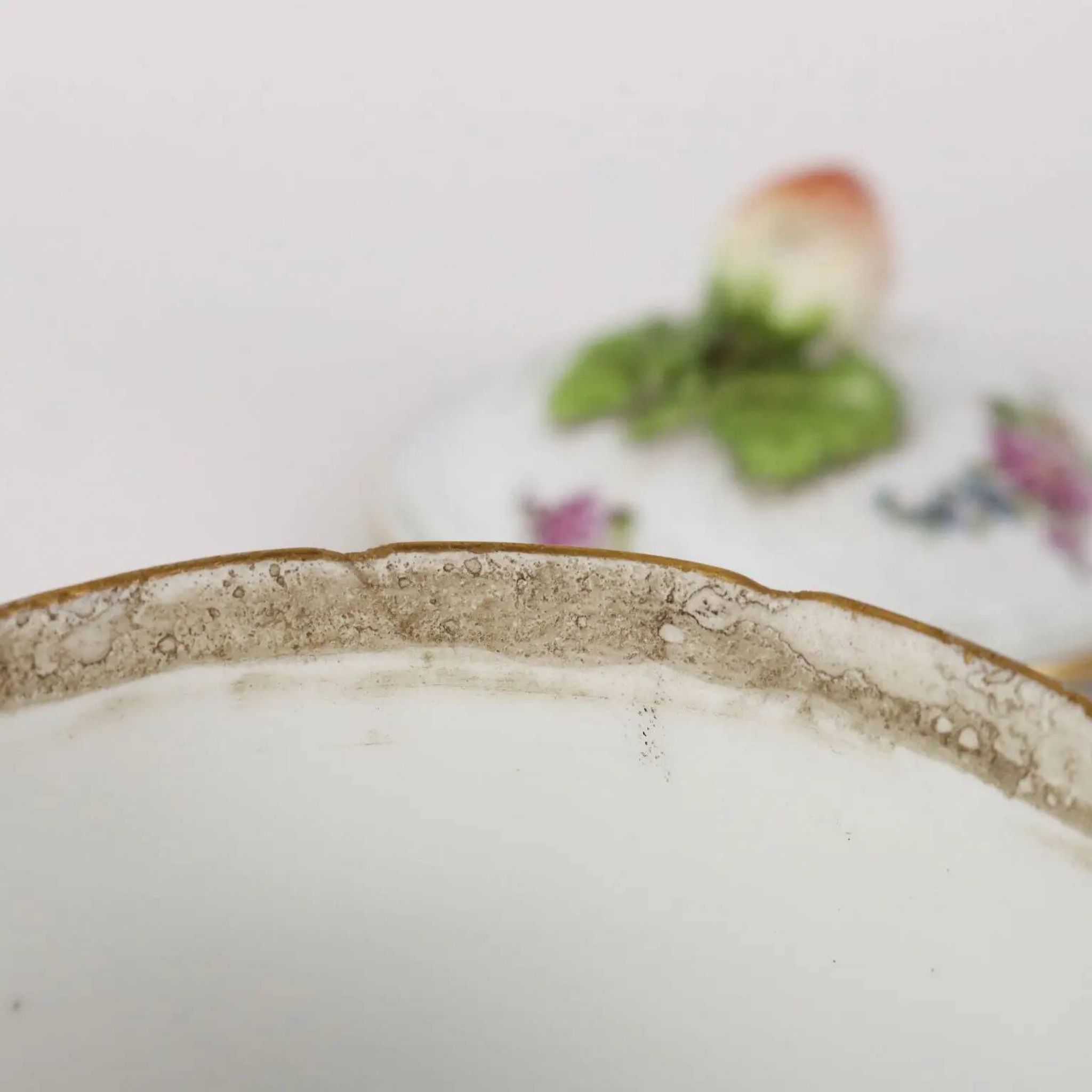 Sucrier ancien en porcelaine blanche peinte, Europe