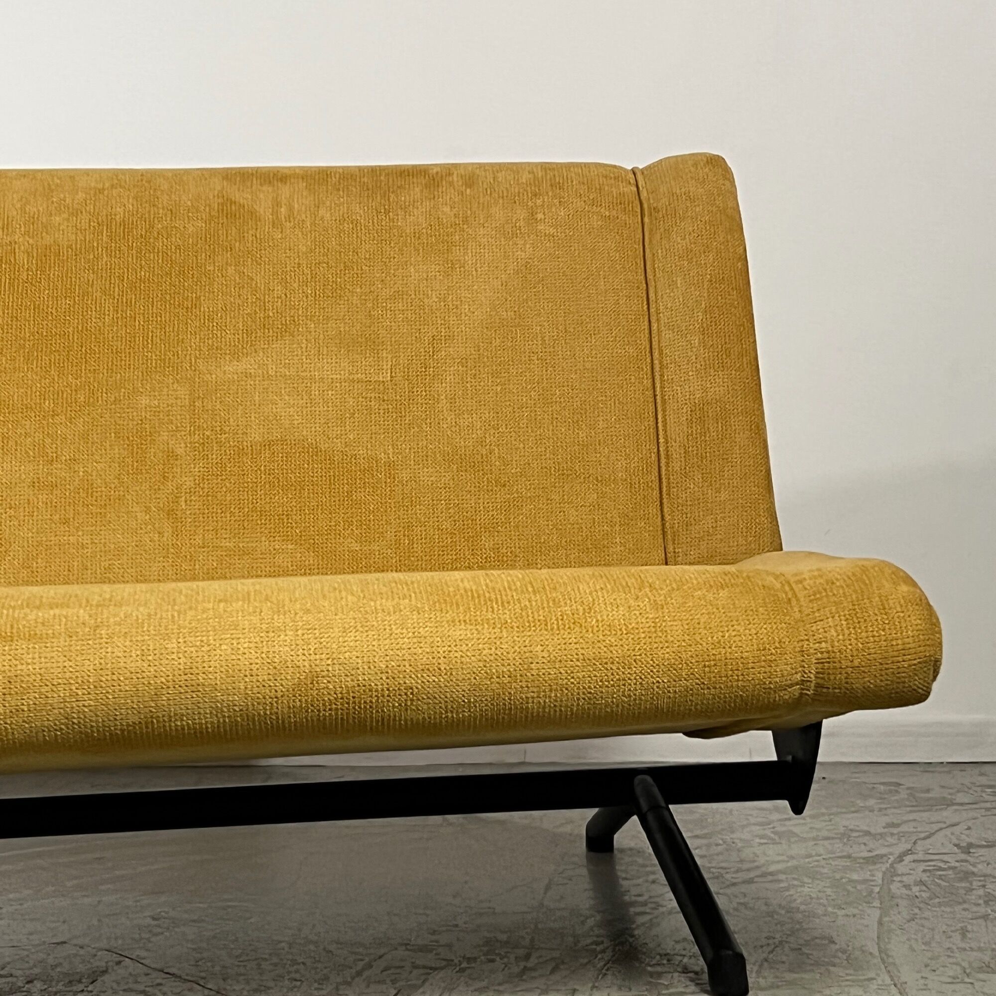 Sofa bed D70 by Osvaldo Borsani for Tecno Italy 1954